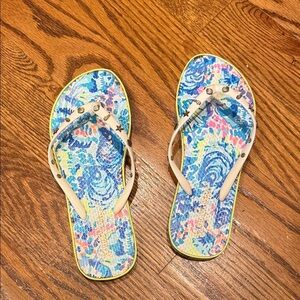 Lilly Pulitzer white critter flip flop size 5-6